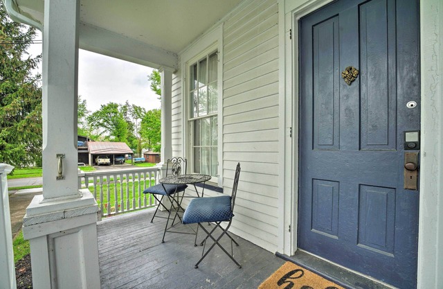 Romantic Apt Near Wineries, Golf & Lake Erie!