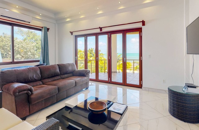 Romantisches Apartment mit Meerblick, Zugang zum Strand und Gemeinschaftspool.