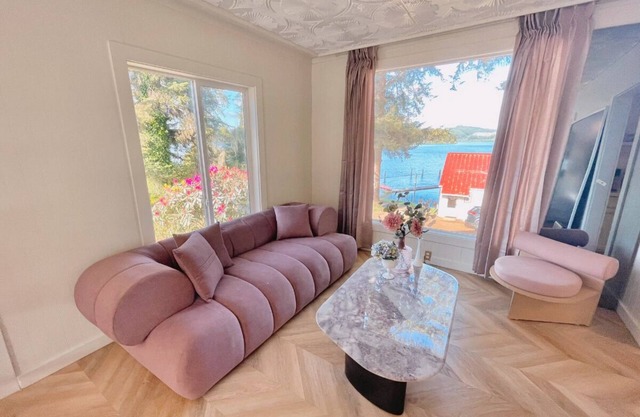 Romantic Cabin on the Lake with a Waterfront View - Stay at the Lavender Loft
