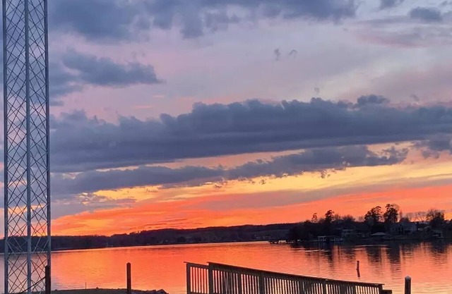 Romantic condo with beautiful sunset views of Smith Mountain Lake