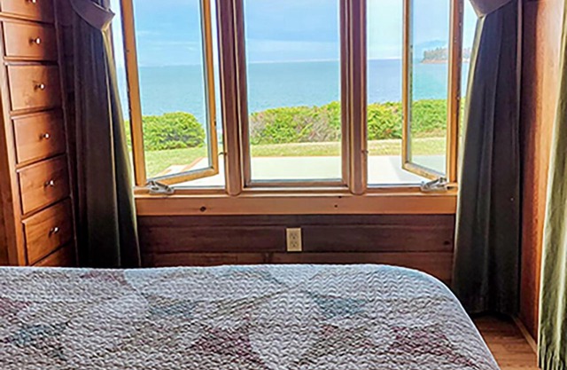 Romantic Cottage waterfront, views, great location. Sunday-Sunday