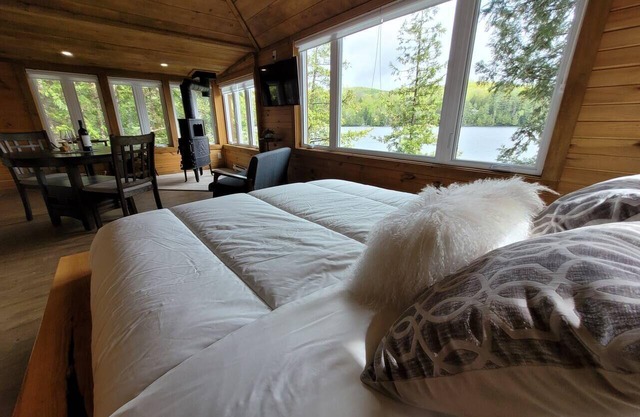 Romantic Cottage with Epic Lake Views