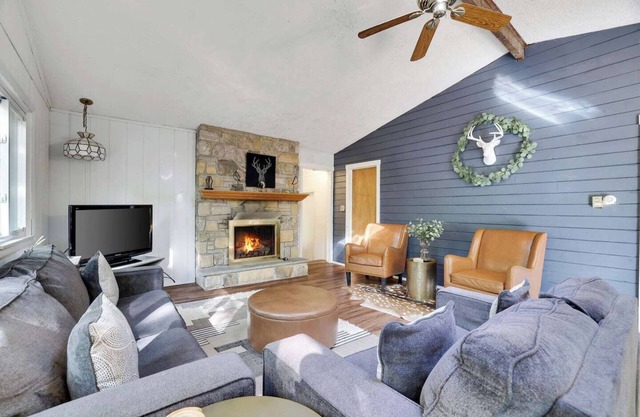 Romantic Cottage in Lake Community w Private Hot Tub