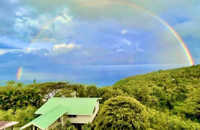 Romantic cottage with stunning ocean and mountain views in Captain Cook, HI