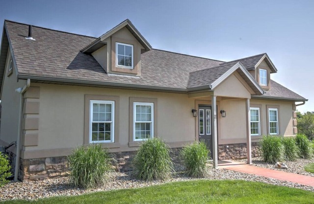 Romantic Cottage with Kitchen & Private Hot Tub