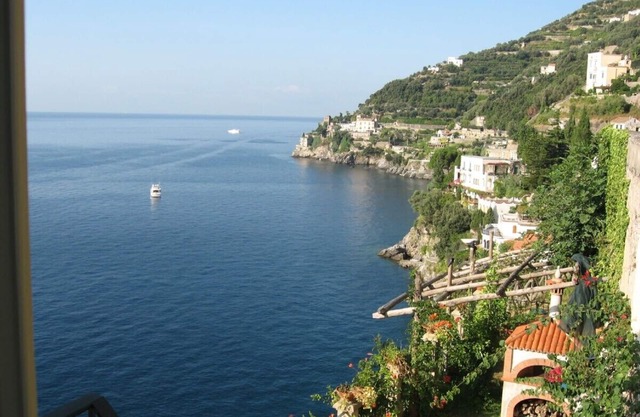 Romantic cottage, wide terrace overlooking the sea.