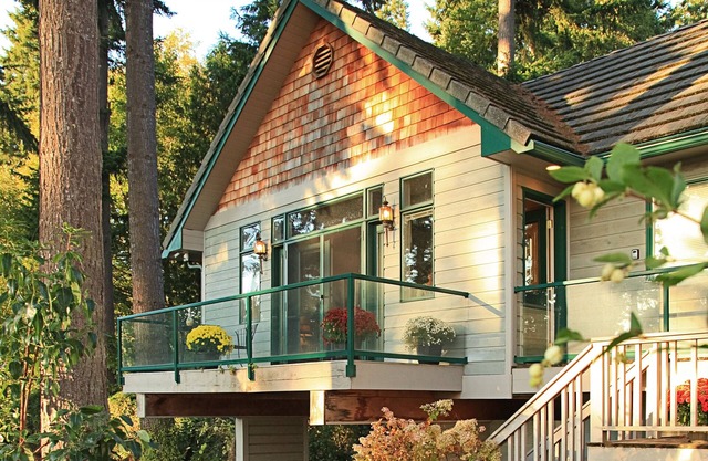 Romantic cottage with Puget Sound/Olympic Mountain views