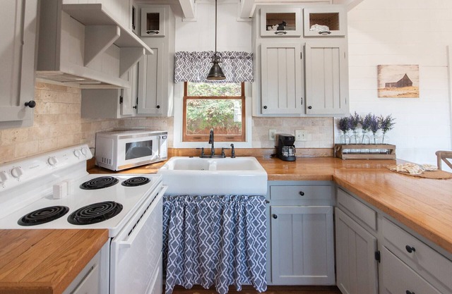 Romantic Cottage with Majestic Mountain Views!