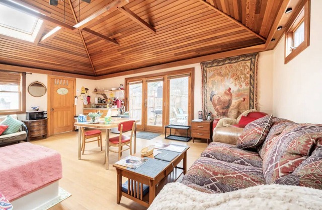 Romantic cottage with hot tub . Close to hiking and breweries . Pet friendly!