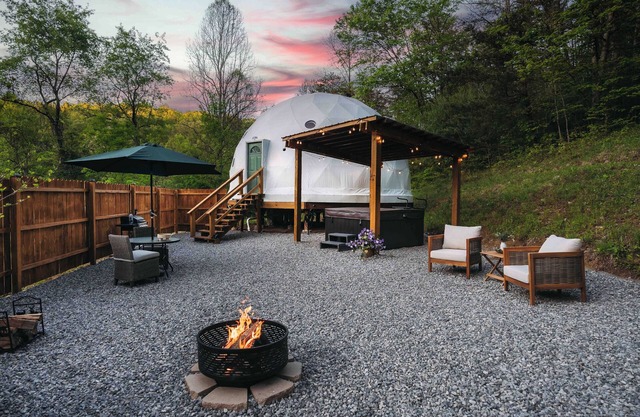 Romantic Couples Luxury Dome- Hot Tub/Heated Floors