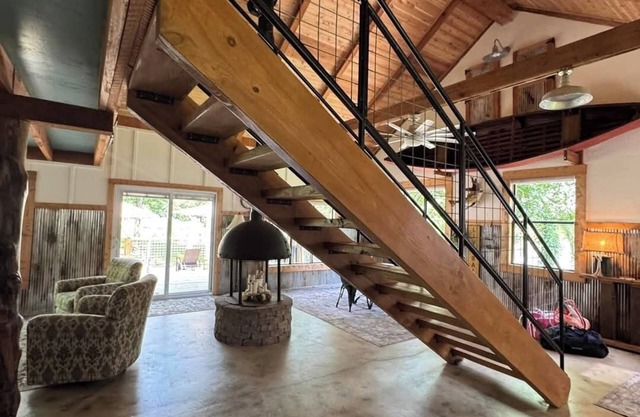 Romantic couples retreat 100 feet from Current River, Doniphan, MO