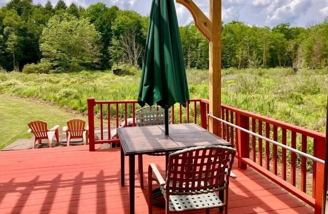 Romantic Cozy Cabin with a View of the Wetlands
