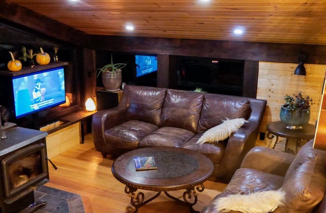 Romantic cozy house with hot tub and sauna!