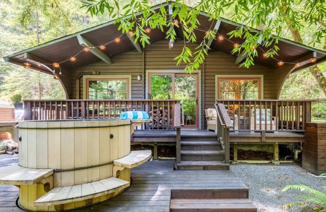 Romantic Creekside Cabin in a Redwood Forest