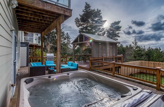 Romantic Cutie in Seal Rock with Kitchenette, Gazebo, BBQ, Firepit, and Hot Tub!