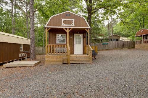 Romantic Escape in Greers Ferry Less Than 1 Mi to Lake