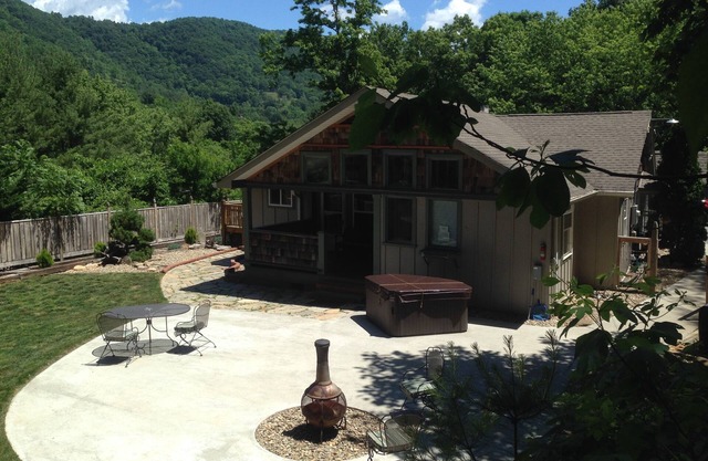 Romantische Escape-Private mit Whirlpool und Kamin und umzäunten Hof. (2 Schlafplätze)