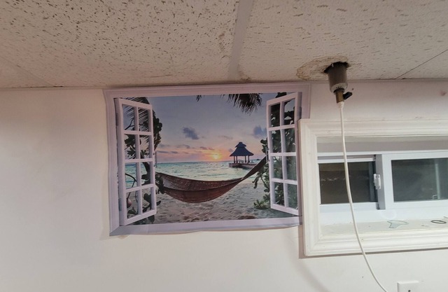 Romantic Full Basement 5 minutes From beach 750 SwFt washer dryer included !!!