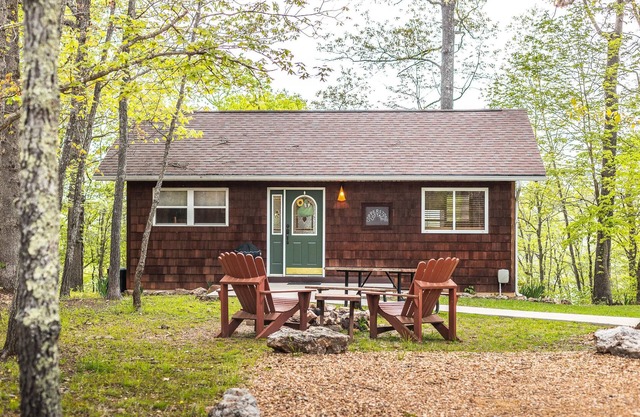 Romantic getaway for 2 with stunning views and Private River Access