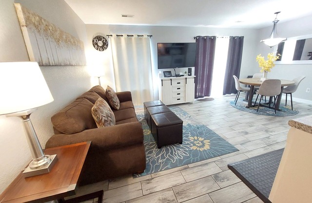 Romantic Getaway Walk-in Suite. Resort Amenities! Remodeled! Excellent Rates!