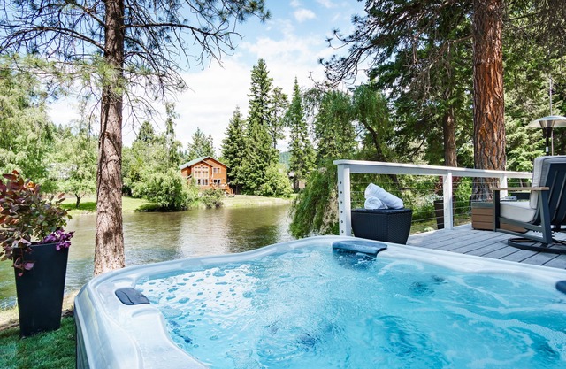 Romantic getaway with hot tub and view! Snuggle inside...Come relax…Enjoy!