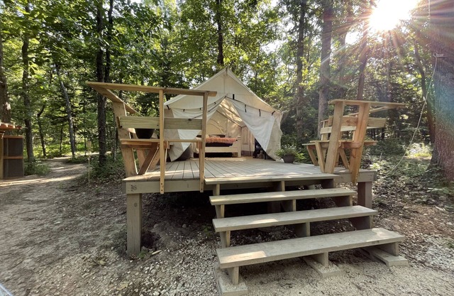 Romantic glamping site with views of the lake.