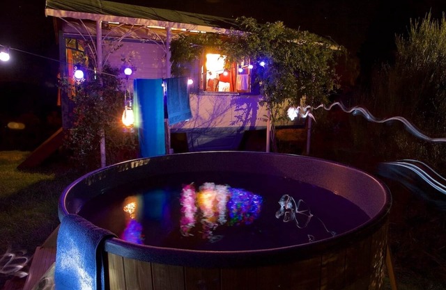 Romantischer Zigeunerwagen mit toller Aussicht von Ihrem Whirlpool in herrlicher Natur.
