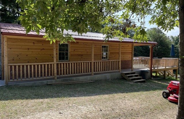 Romantic Hidden Cabin 15 mins from Pigeon Forge and Dollywood.