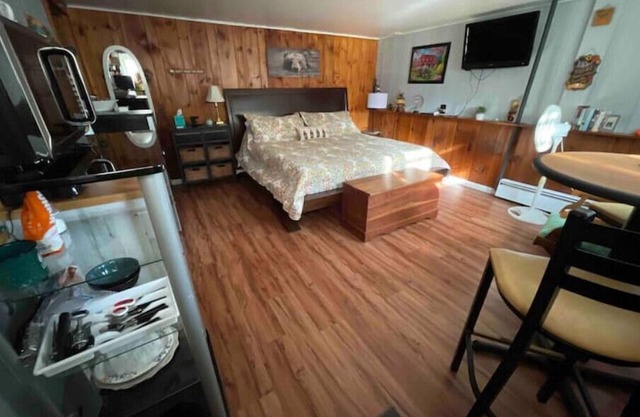 Romantic Hideaway- 6 Minutes from Lake George