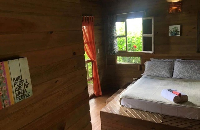 Ein romantischer Rückzugsort auf einem Hügel oberhalb von Montezuma in den Soul Fire Casitas