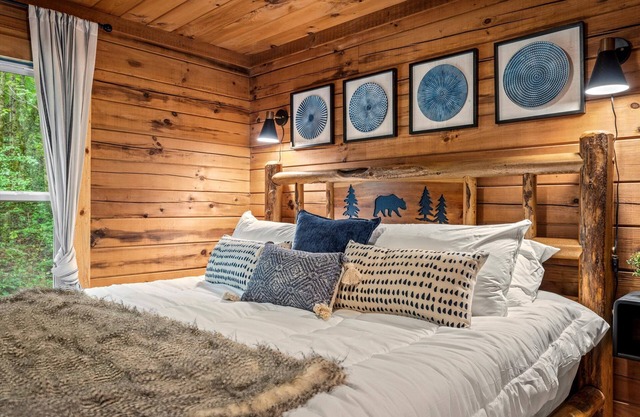 Romantic, Hot Tub, Game Room, walk to bike path!