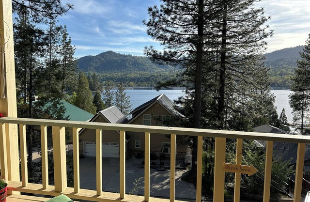 Romantic King Bedroom Suite Pull Out Sofa, mini kitchenette, Lake & Mtn Views!