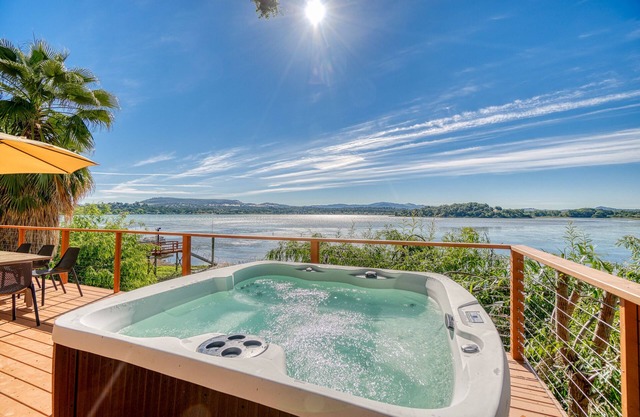 Romantic lakefront, hot tub under the stars, huge deck & private dock