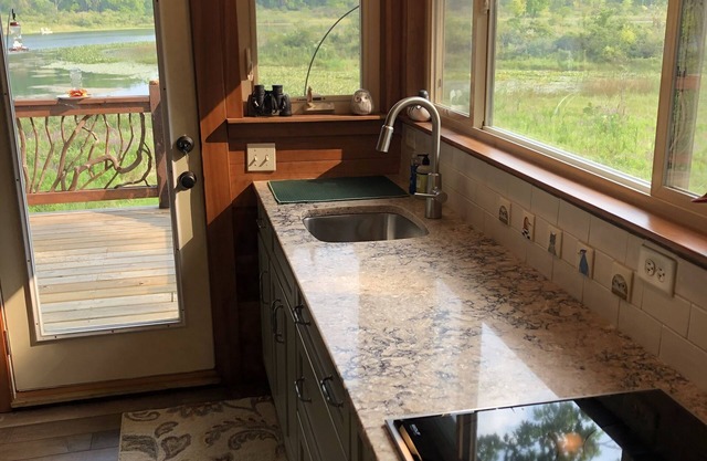 Lakeshore luxury treehouse: beautiful views, solitude, lake & fiber-optic WiFi