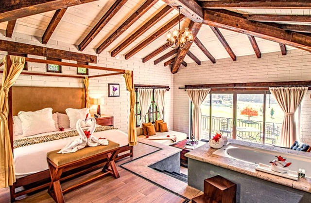 Romantic Lakeside 1 Bedroom Cabin