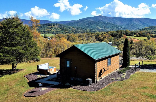 Romantische Paare entkommen schöne Aussicht auf die Berge, Whirlpool, See in der Nähe von Luray
