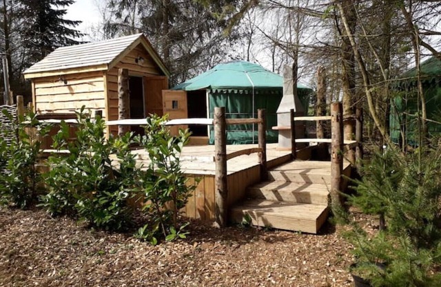 Romantic luxury heated yurt. Private, peaceful wooded location with hot tub