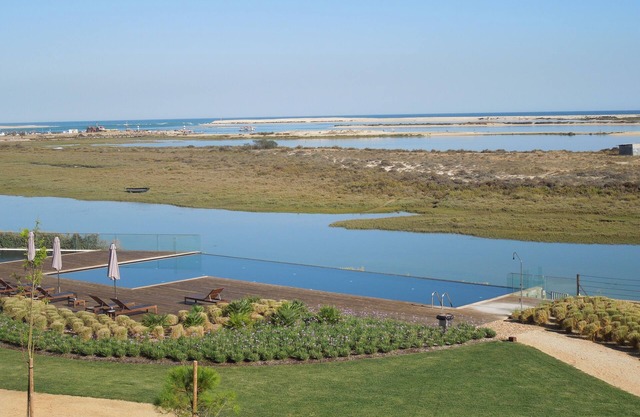 Romantic/Minimalist flat-10 minutes from the beach