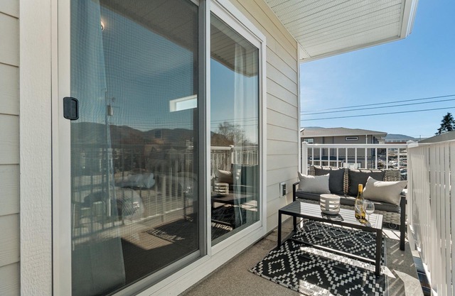 Romantic Modern 3 Bedroom Home Close To Beach & Shops