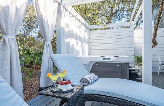 Romantic New Home for 2-Private Hot Tub/ Secluded Patio-260 Steps to Beach-Bikes