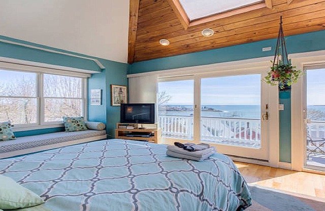 Romantische Aussicht auf das Meer und die Skyline von Boston - von einem Whirlpool im Freien!