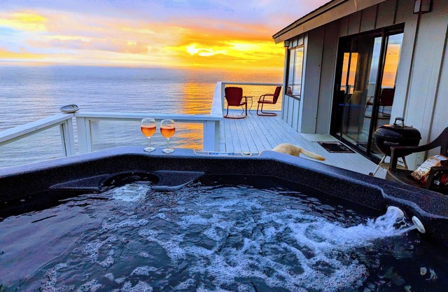 Romantic Ocean Front home, Private Beach Access, Allows Pets, Recently renovated