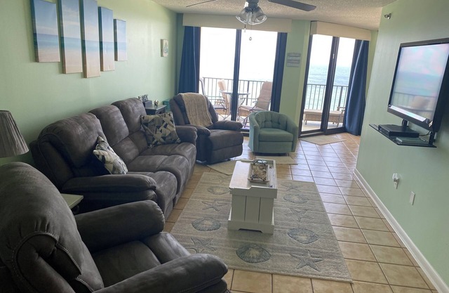 Romantic condo on the beach with boats in the Pass. Beautiful views!