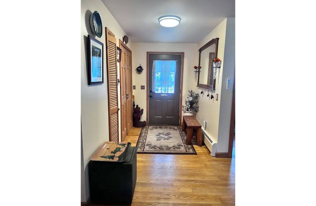 Romantic peaceful & private by Pleasant Lake.