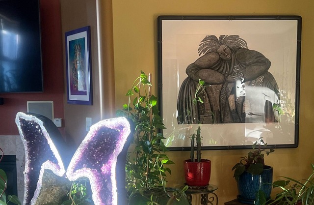Romantic Plant filled studio Beautiful vibes! Spa Services Available