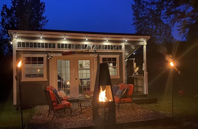 Romantic Pond side Cottage Close to Fair Haven Beach