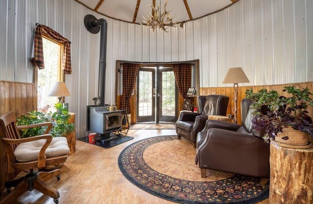 Romantic Retreat in Tin Bins Cabin
