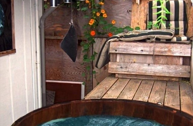 Romantischer Rückzug. Im Whirlpool oder im Hochbett entspannen. höre der Brandung zu.
