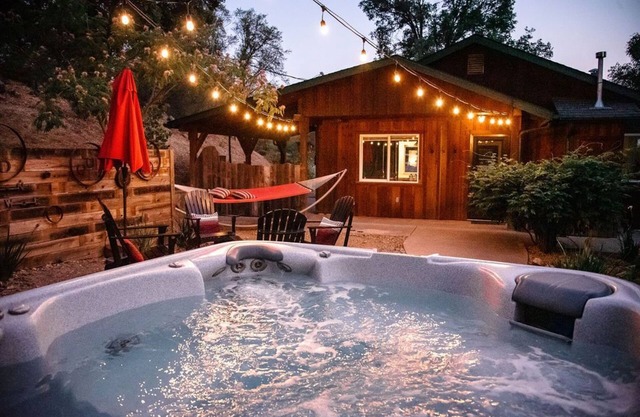 Romantic River Cabin w/ Hot Tub, views, spa bathroom, Close to 2 Yosemite Gates