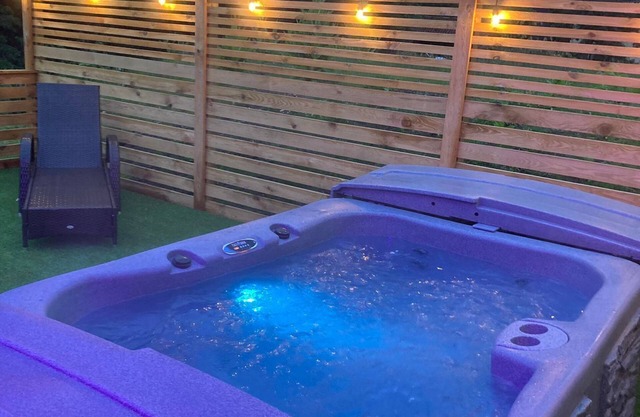 Romantic Riverside En-suite Cabin with Private Hot Tub